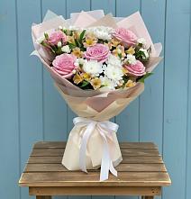 Букет цветов из:  Гвоздики, Орхидеи и Розы в Бжедуховской