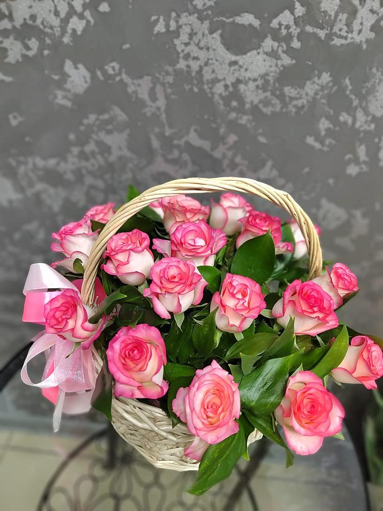 Цветочная композиция из Розы в корзине в Бжедуховской