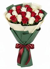 Букет Микс из красных и белых роз в Бжедуховской