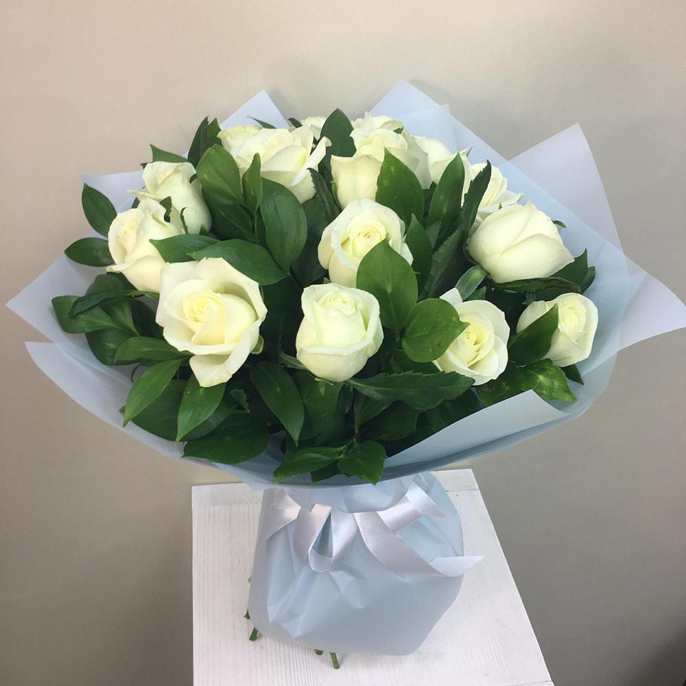 Букет 15 Белых роз Проуд в Бжедуховской