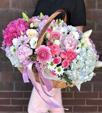 Композиция солнечный день в Бжедуховской Цветочная композиция из Розы, Хризантемы, Пионы и Лизиантусы в корзине в Бжедуховской