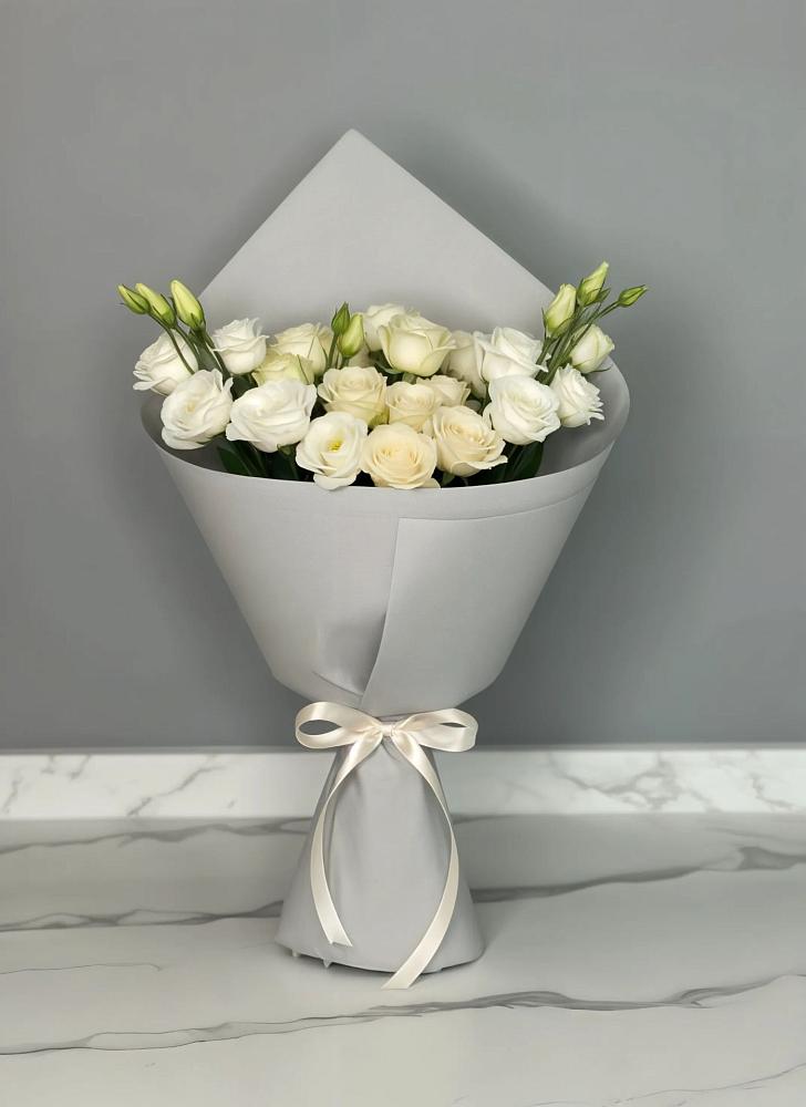 Букет цветов из: Розы и Лизиантусы в Бжедуховской