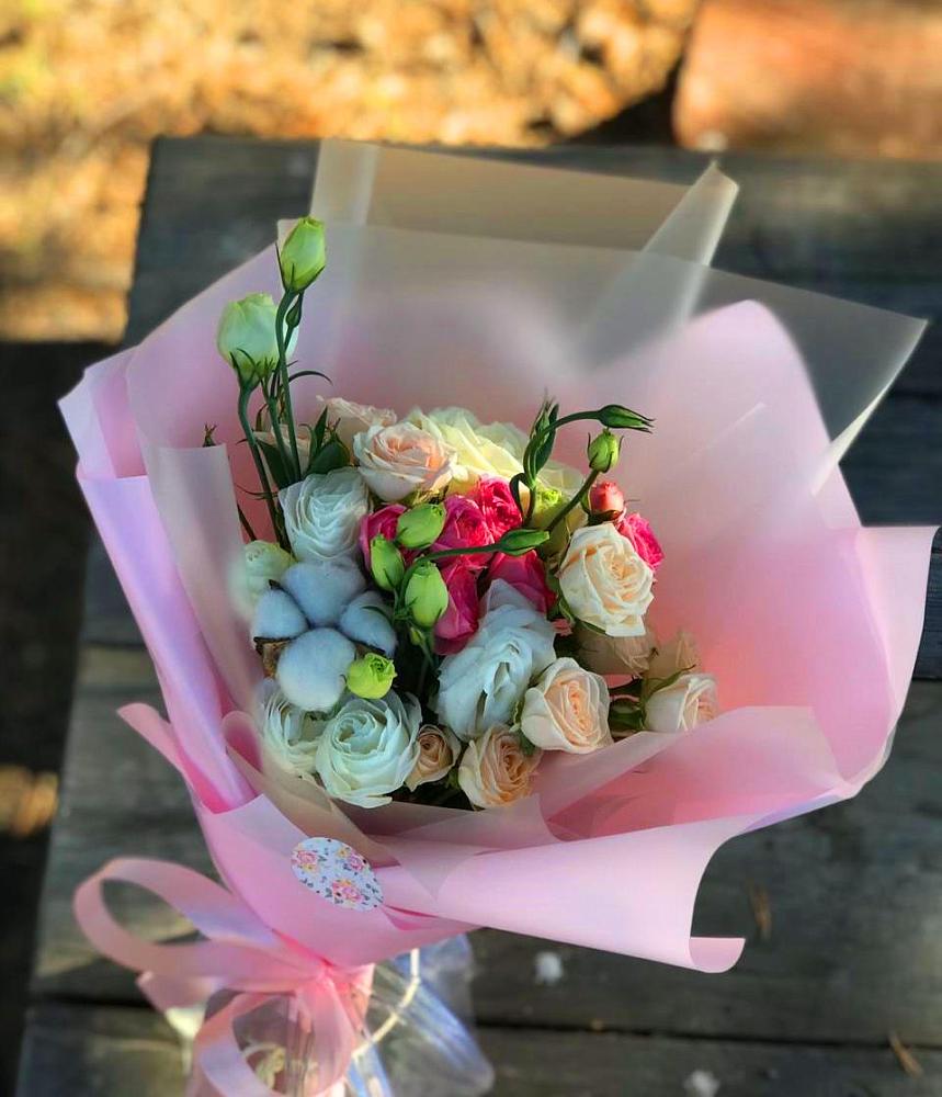 Букет цветов из: Розы и Лизиантусы в Бжедуховской