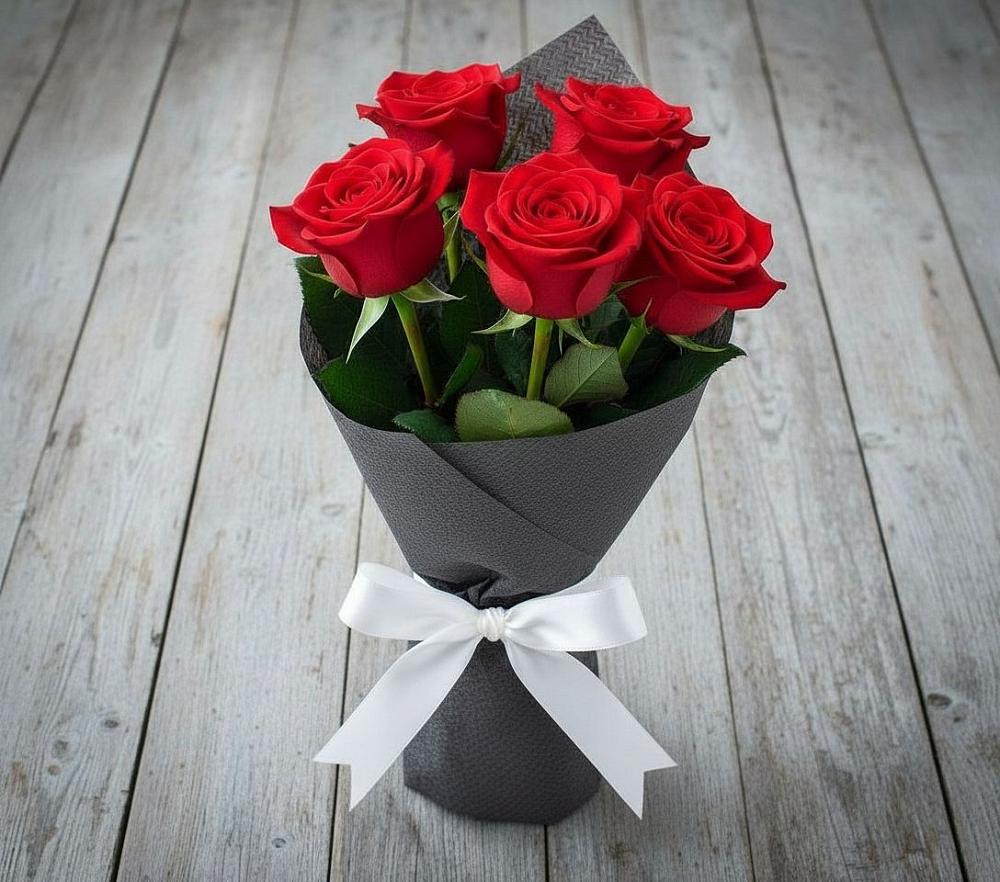 Букет 5 Красных роз Эдлесс Лав в Бжедуховской