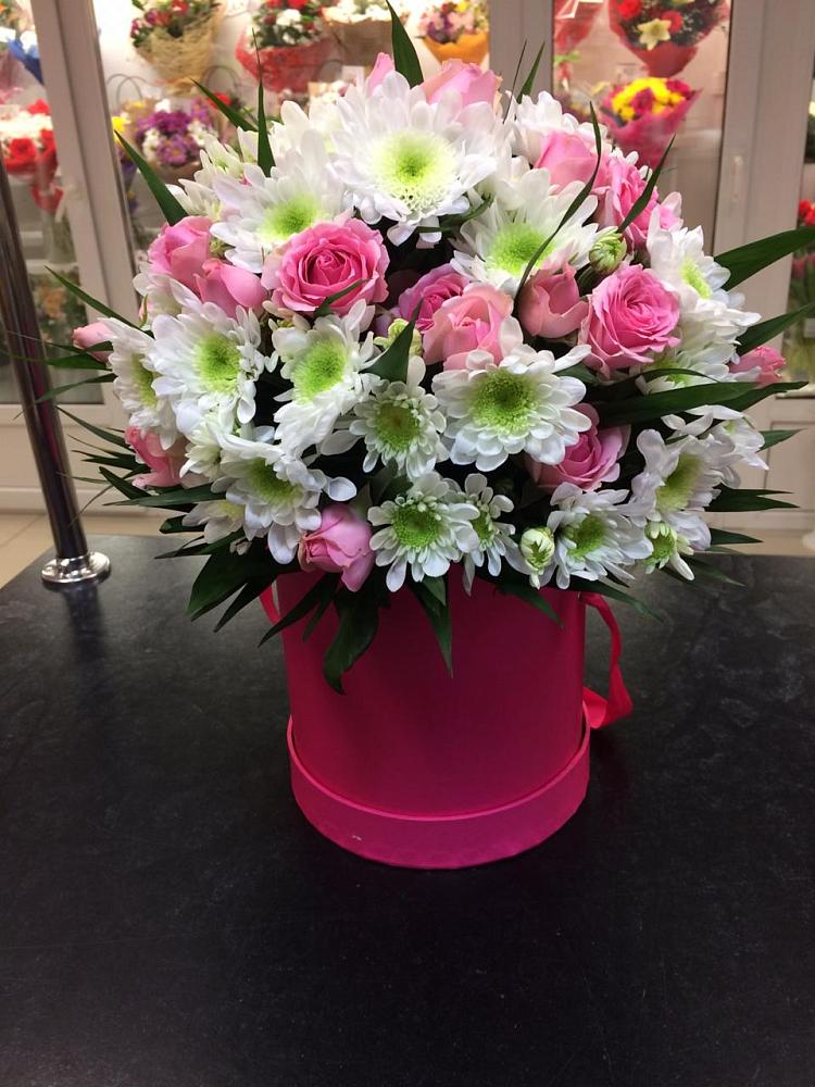 Цветочная композиция из Розы и Хризантемы в шляпной коробке в Бжедуховской