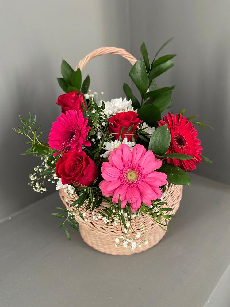Цветочная композиция из Розы, Хризантемы и Герберы в корзине в Бжедуховской