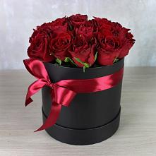 Цветочная композиция из Розы в шляпной коробке в Бжедуховской