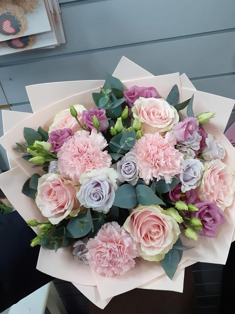 Букет цветов из: Розы, Гвоздики и Лизиантусы в Бжедуховской