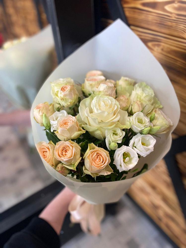 Букет цветов из: Розы и Лизиантусы в Бжедуховской